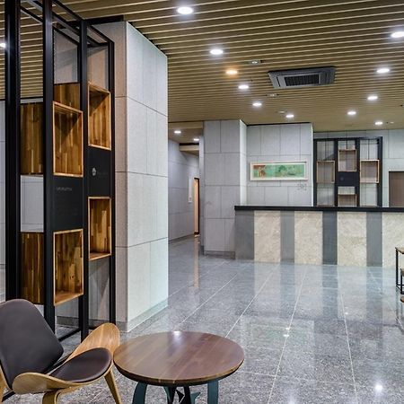 With City Hotel Jeju Exterior photo